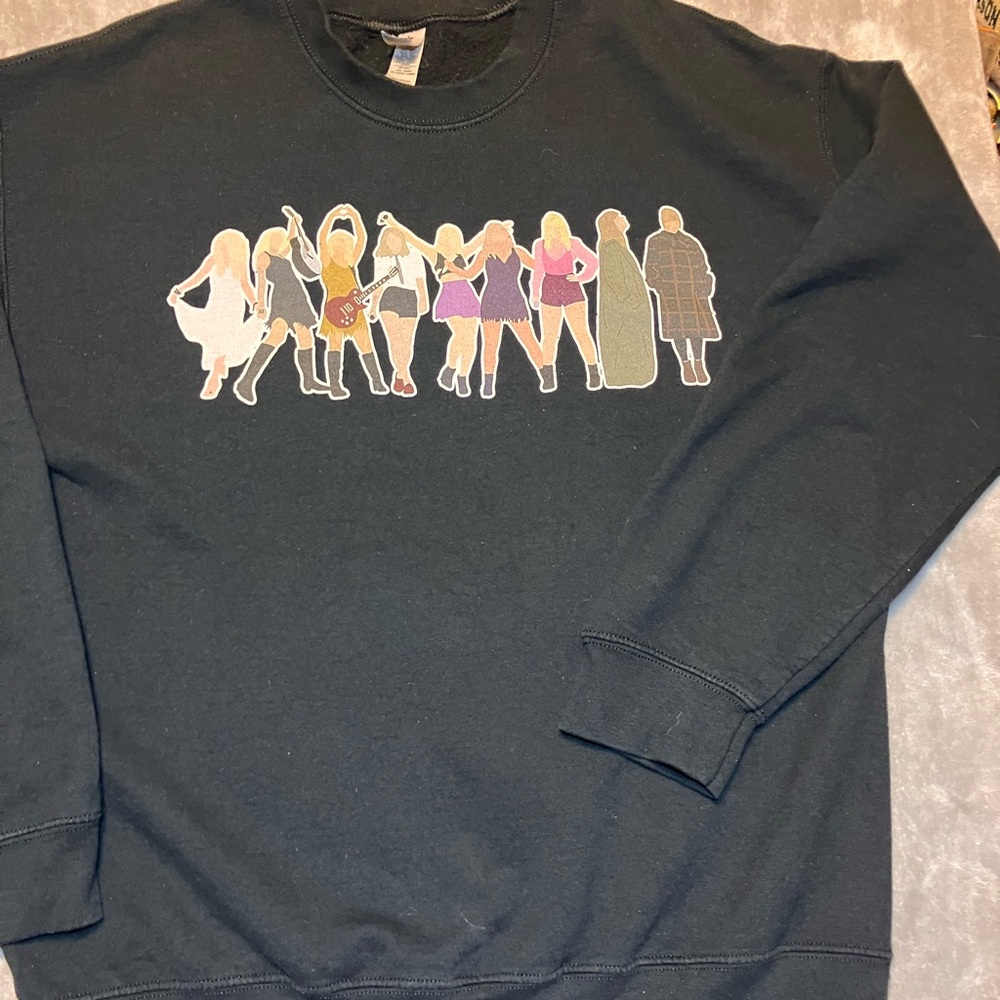 Gildan Black Sweatshirt Taylor Swift with Colorful‎ Graphic